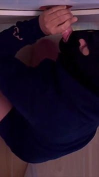 Młody chłopak, 25 lat, odważa się na gloryhole - jego tyłek w dziurze