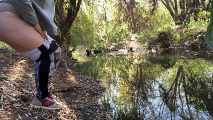 Elena: MiLF vestita in leggings fa pipì nel fiume
