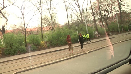 German amateur - 100% German hardcore videos: Un mec ramassé se fait baiser à sec dans une voiture