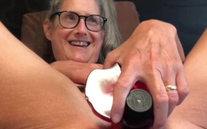 Squirting Senior: 큰 장난감으로 자위하는 미시 마누라 클로즈업