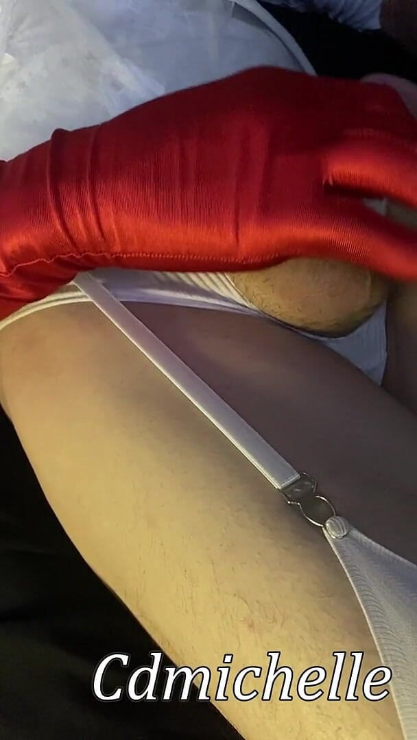 Crossdressers Cd Michelle wearing sexy lingerie: Cdmichelle laal dastane pahne land ke saath khel rahi hai