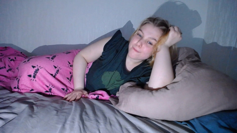 JuiceLussie: Masturbating After Waking up