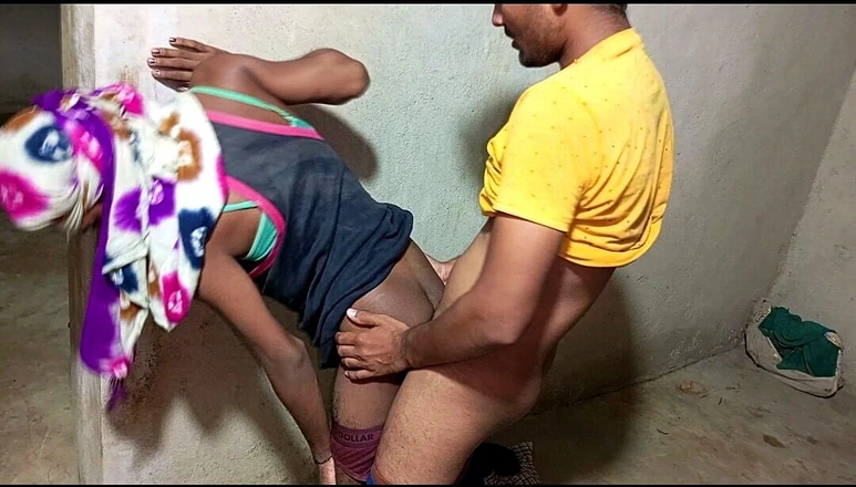 Indian Hijraji: Сегодня утром я трахнул ее задницу с молодым мальчиком дези и молодым дези шмелем