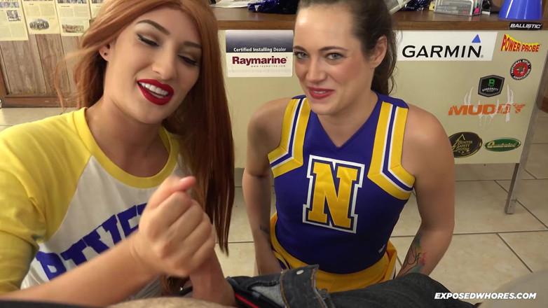Exposed Whores Media: Riverdale putas chupan la polla en el aula