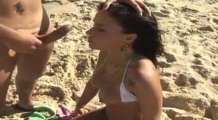 Hot Pornstars: Çarpıcı esmer plajda anal ve amcık sikişi yapıyor