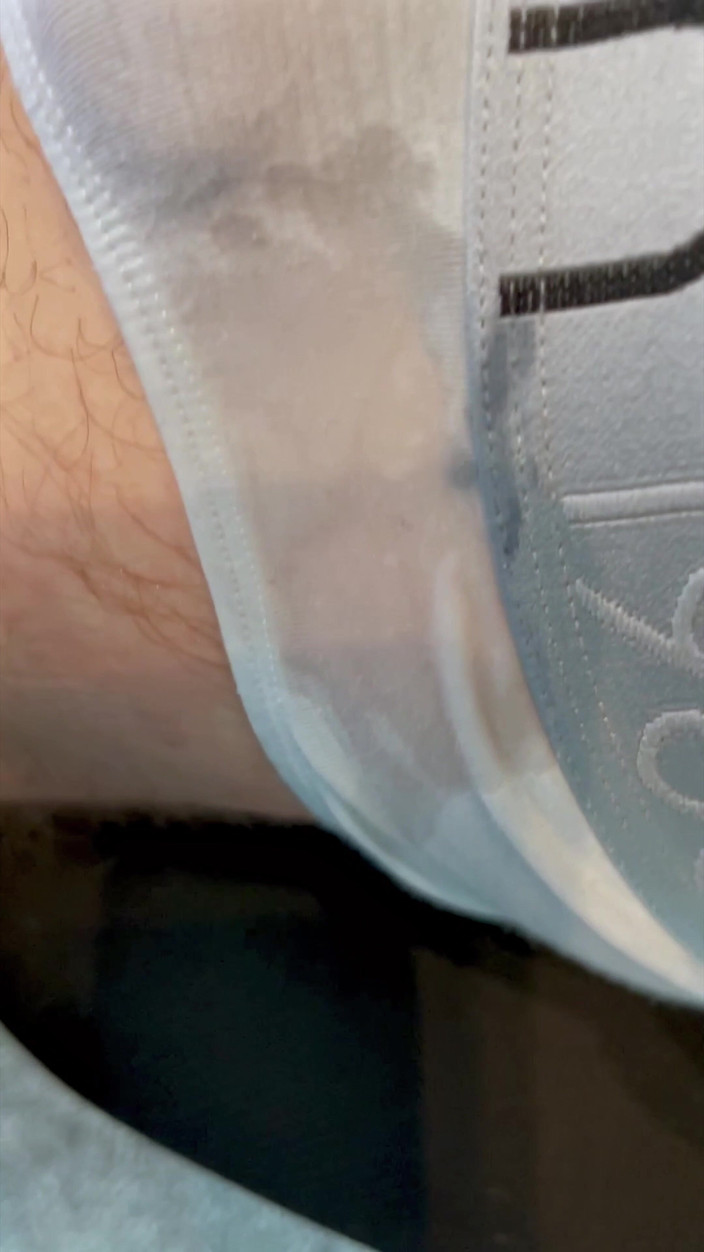 NakedFoxx: Frenulum orgazmı ve sikimi külotuma sürterek boşalma