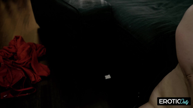 MILFFreaksX: El abuelo servicial le devuelve sus bragas perdidas a su...