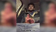 我让优步司机让我在他的车里给我插我的鸡巴，他给了我打手枪，我射精！