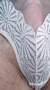 Travestiet plaagt in minirok beha en slipje netkousen en masturbeert