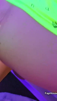 UV Glow sexo a três com dominadora e boquete no pau grande