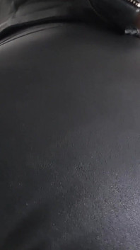 Баловка кожаной задницы в видео от первого лица, красивые руки, поцелуй кожаной задницы и нюхающая дама Виктория Валенте