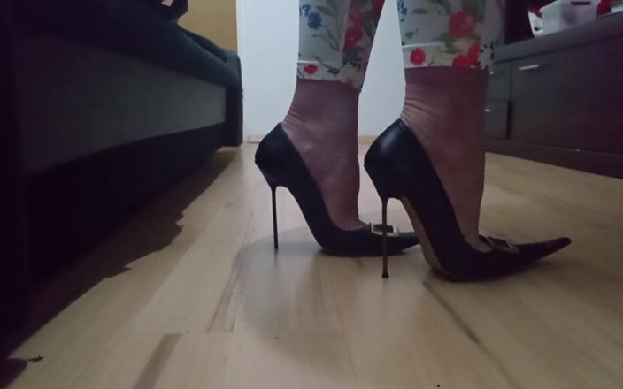 High Heels Kingdom: Crossdresser uczy się chodzić na obcasach 12 cm