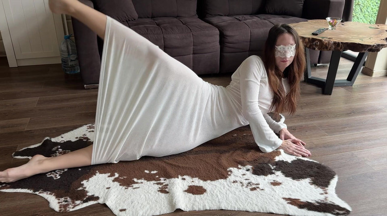 Skinny_lady69: Protahování v průhledných šatech doma