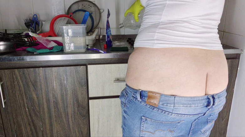 Alice H: Buttcrack Cleaning in Tight Jeans