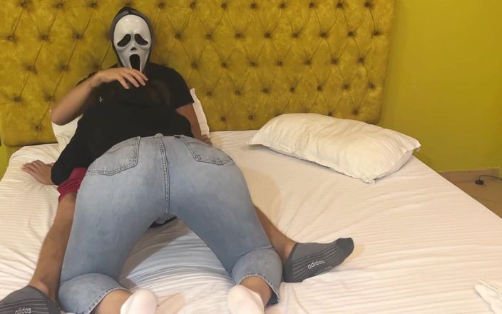 A couple of pleasure: Ghostface được thổi kèn miễn phí cho halloween