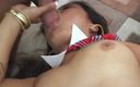 Asian Club: Collegeflickan bär örhängen och suger två kukar samtidigt