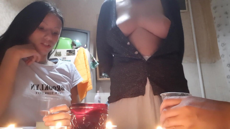 Lesbian-illusion: Sexe lesbien suédois dans la cuisine - illusion lesbienne