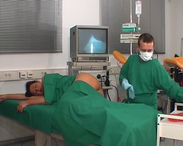 Rubber & Clinic Studio - 1ATOYS: Gynekologický fetiš - kolonoskopická anální prohlídka