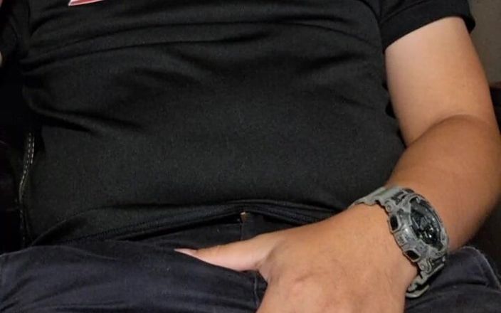 Hiroshi_cr: Un uniforme thaïlandais se branle après le travail