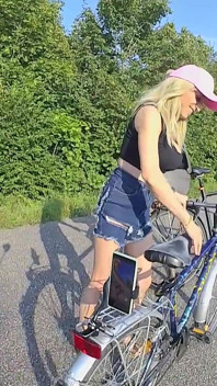 Öffentliche nacktheit beim radfahren!! Transenmädchen reitet nicht nur das Fahrrad, auch einen Dildo!