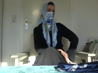 Lady Victoria Valente: Försöker på olika scarfs masker med huvuddukar