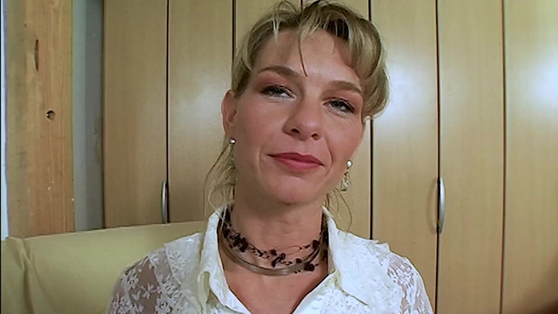 Sextermedia by Pete: Milf bionda fa sesso da sola in lingerie calda