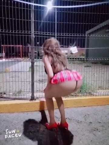Barbietransxxxx: Sokakta kaydedilen amatör ev yapımı porno videosu