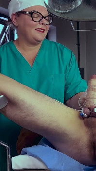 Sahibe Aprils Kliniği'nde Bay Pee röntgenci