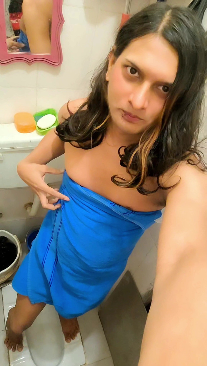 Zoyasazadai: Zoya shezadi lagi asik mandi sambil pakai handuk warna biru...