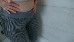 Mrs Wetslavs: Baculatá Milfka V Oblečení Ve Sprše. Vodní Masturbace.