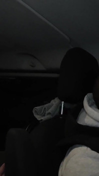 Di notte sull'autobus nel parcheggio