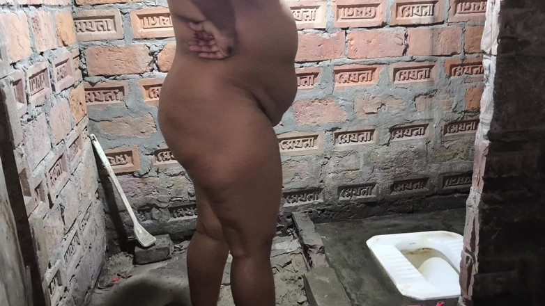 SAFI TV: Tanteku lagi asik duduk di kamar mandi dan aku ngentot...