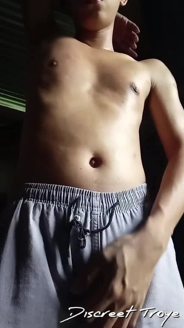 Troye_AsianPinoy: 필리핀의 비오는 날씨에 내 젖꼭지와 Veiny 자지를 자세히 플레이하는 걸 지켜봐