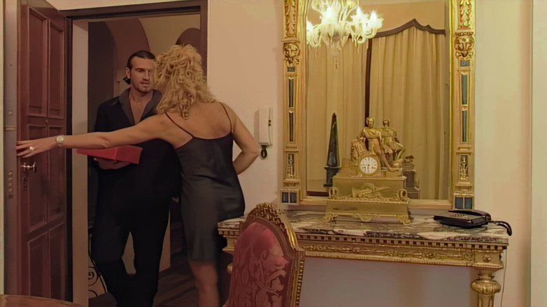 Inthe MILF room: MILF Ve Satici: Ona Bir Çift Ayakkabı Satıyor Ve Sonra Evine...