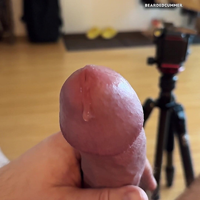 Beardedcummer: 滴る精液で遊ぶ(スロモ、射精なし)