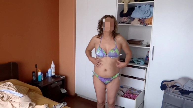 Ardientes69: Filmé a Mi Madrastra Probándose Sus Bikinis Para Sus Vacaciones...