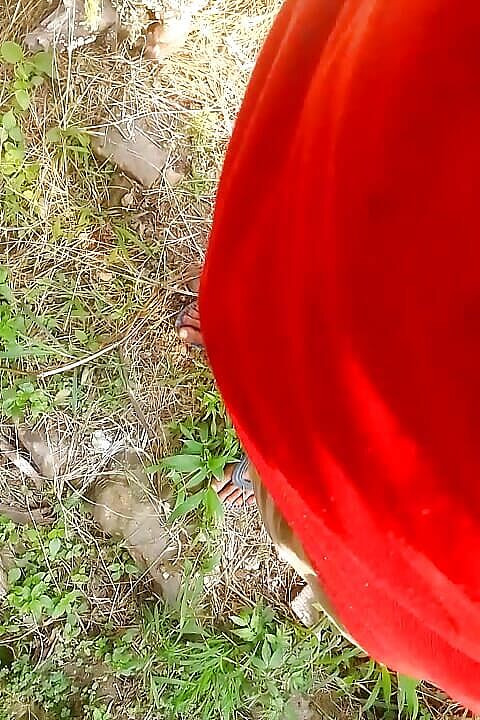 Gangbang straight: 야외에서 오줌 싸는 인도 소년