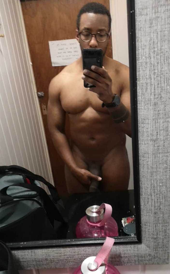 Amadeus: Gerade beendete die zeit im fitnessstudio für eine dusche und...