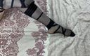 Gloria Gimson: 穿着黑色丝袜的美女的长腿在床上美妙的温柔独奏为恋足爱好者