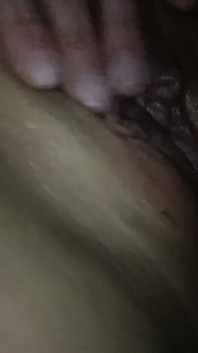 Fışkırtana ve boşalana kadar kendime yardım edemedim ve ıslak amımı ve götümü ovmaya ve parmaklamaya başladım. yakın çekim amcık ve göt.