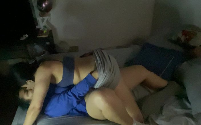 Zoe &amp; Melissa: Lesbian seks scissor sebelum tidur