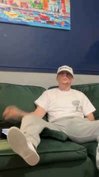 Il ragazzo inglese si masturba da solo