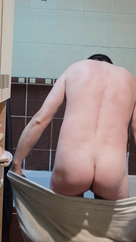 Lelaki comel Mandi Cepat Untuk Memulakan HariNya Segar