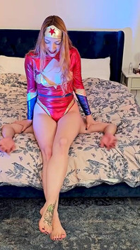 Mujer maravilla sentada en la cara de la diosa Liz Tbq0016