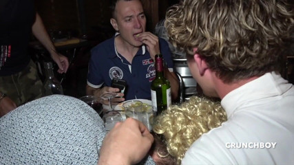 When straights boys fuck their gay friends: Chico heterosexual follando a un gay en restaurante