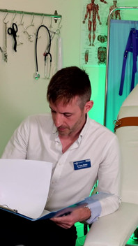 Doktor si myslí, že cudnost je jediná možnost (4k)