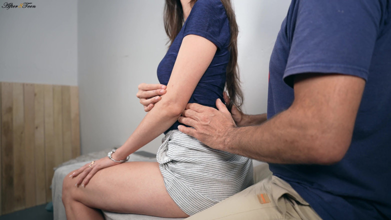 After8Teen: Massage av min mans vän förvandlas till fusk och creampie