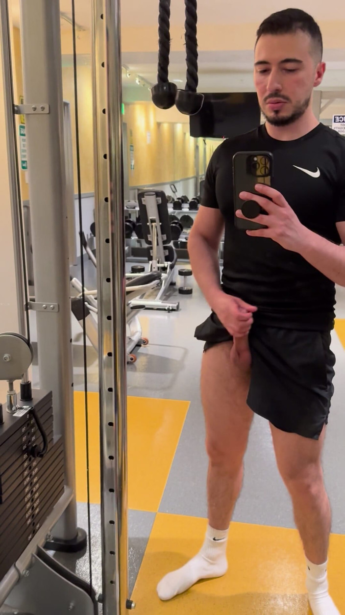 Lucas MBoy: Ngocok kontol dan latihan di gym umum