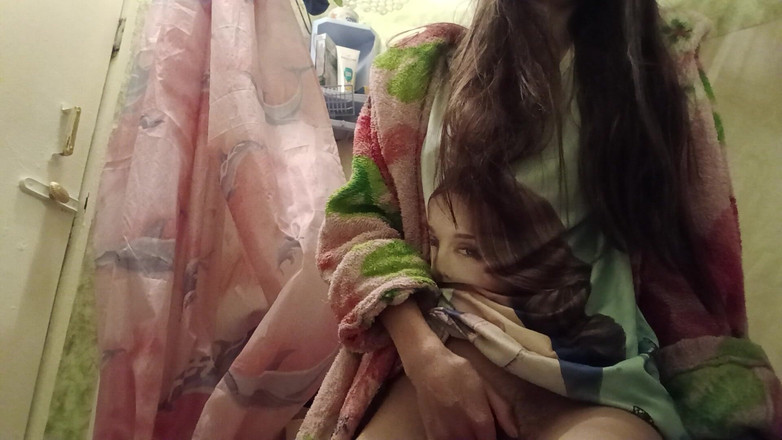 Lesbian-illusion: Eu vivo com minha meia-irmã na mesma sala e então...