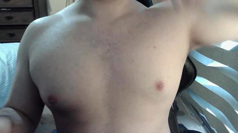 Himbo_Fox: Svalnatý jock si hraje s bradavkami na kameru